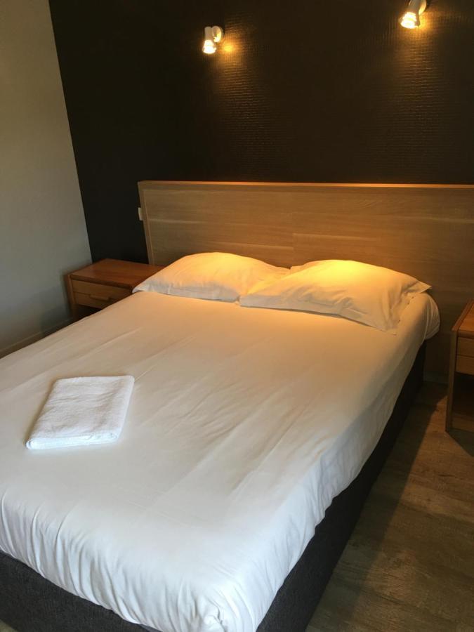 Hotel Le Bretagne Et Restaurant Le Papillon Gorron المظهر الخارجي الصورة